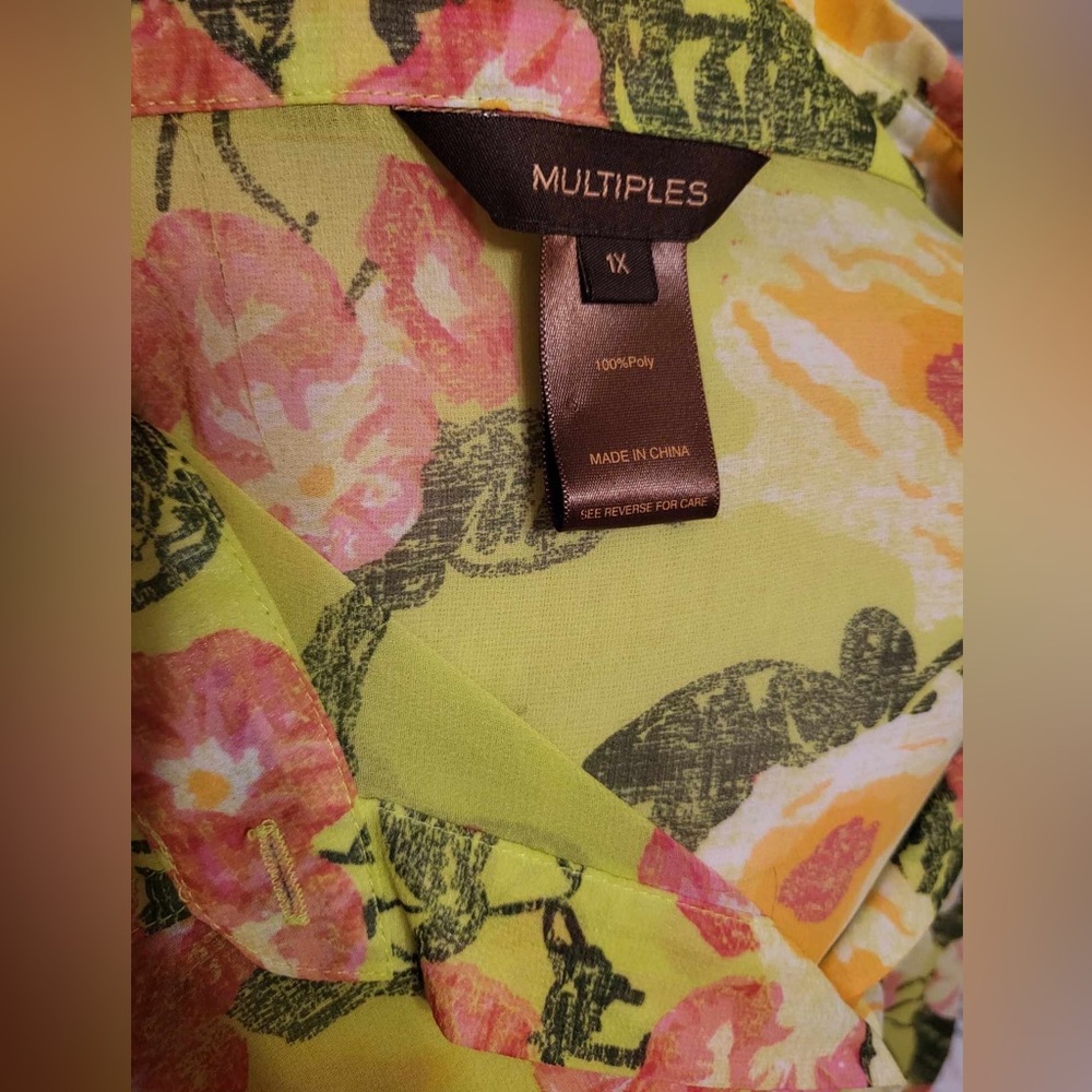 Multiples sheer floral top. - Picture 2 of 4